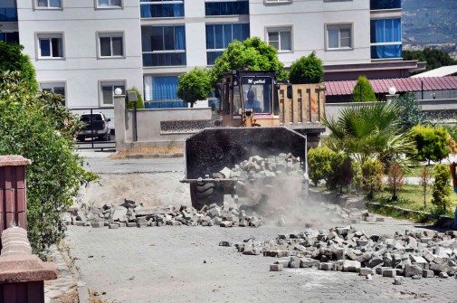 YOL YENİLEME ÇALIŞMALARI HIZ KESMİYOR