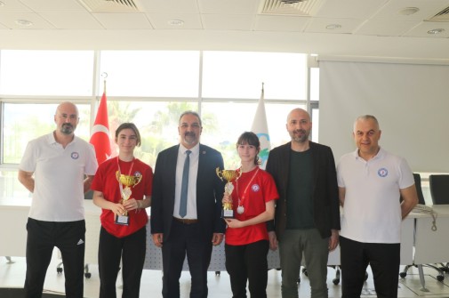 SÖKE’NİN BAŞARILI VOLEYBOLCULARINDAN SÖKE BELEDİYESİ’NE TEŞEKKÜR ZİYARETİ