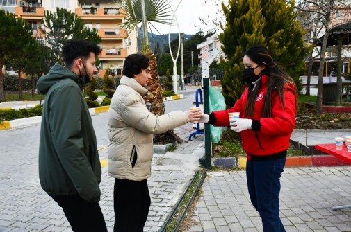 SÖKE BELEDİYESİ BUZ GİBİ HAVADA ÖĞRENCİLERİN İÇİNİ ISITTI