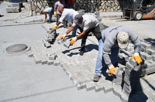 SÖKE BELEDİYESİ MİYAN SOKAK’TA ÇALIŞMA BAŞLATTI, ZAHİRE PAZARI YENİLENDİ